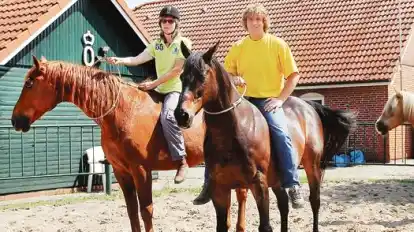 Pia Tetzlaff auf Adriano und Uwe Jourdain auf Iltschi. Seit sieben Wochen wohnen sie im Saterland. Auch Haflinger Mirco (hinten, rechts) f&uuml;hlt sich auf dem Gel&auml;nde am Ortsrand von  Ramsloh wohl.