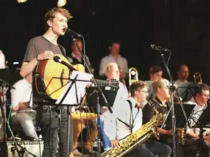 Gro&szlig;er Soul-Abend im Neuen Gymnasium &ndash; im Bild  Mathis Becker mit der M-Band der Musikschule.