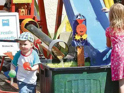 Kann nicht genug von der Kreativbaustelle bekommen: Der zwei Jahre alte Justus.