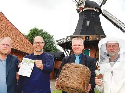 Freuen sich auf die Veranstaltung am Sonnabend in der Moorseer M&uuml;hle (von links): Lutz Timmermann (Leiter der Podiumsdiskussion), Museumsleiter Nils Meyer, CDU-Fraktionschef Bj&ouml;rn Th&uuml;mler und Imker Henning Wessels