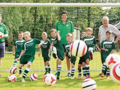 Schie&szlig;en k&uuml;nftig auf neue Tore: Die Jugendfu&szlig;baller des TuS Ekern &ndash; im Bild die F-Jugend mit Trainer Tim H&uuml;lsmann (Mitte) und Vereinsvorsitzendem Detlef Schwitters (2. von links). Der  Vorstand der Erwin-Roeske-Stiftung mit Dr. Frank Martin (links) sowie (hinten, von rechts) Claus Ribken und Helmut H&uuml;lsmann lie&szlig;en sich die finanzierten Tore zeigen.