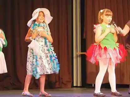 Die Sch&uuml;lerinnen der Grundschule Apen mit ihrer Betreuerin Ulrike de Vries (rechts) pr&auml;sentierten  am Freitag auf Plattdeutsch einen &bdquo;Modelgang mit Lied und Gedicht&ldquo;.