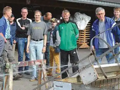 Wasser marsch: An einer Station durften die Besch&auml;ftigten der Caritas-Werkst&auml;tten einen Ball mittels eines Wasserstrahls durch ein Metall-Labyrinth f&uuml;hren. So mancher Zuschauer wurde dabei auch kr&auml;ftig nass gespritzt.