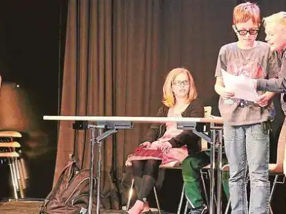 Spielten auf Plattdeutsch Theater: Sch&uuml;ler wie diese Dritt- und Viertkl&auml;ssler aus Kirchhatten.