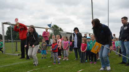 Etwa 400 Kinder kamen nach Falkenburg, um zu sprinten, zu springen und zu werfen.