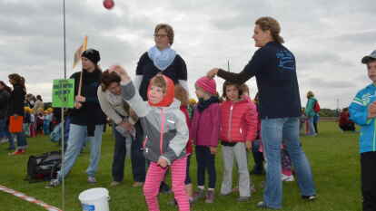 Etwa 400 Kinder kamen nach Falkenburg, um zu sprinten, zu springen und zu werfen.