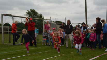 Etwa 400 Kinder kamen nach Falkenburg, um zu sprinten, zu springen und zu werfen.