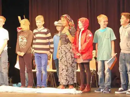 Die Garreler Sch&uuml;ler f&uuml;hrten das Theaterst&uuml;ck Rotk&auml;ppchen auf.