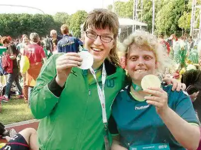 Freuen sich &uuml;ber den Erfolg (von links): Melanie G&ouml;deker und Katharina Mertens bei den  Special Olympics.