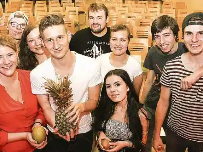 Hannes van Heel (19) erhielt die Ananas als traditionelles Zeichen f&uuml;r Platz 1 beim Braker Poetry-Slam. Links von ihm die zweitplatzierte Rieke Cordes mit der Mango und rechts die drittplatzierte Hannah Hoppe.