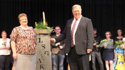 Schulleiter Reinhard Dreker (rechts) und seine st&auml;ndige Vertreterin Annette Jahn freuten sich &uuml;ber ein Geschenk des Jahrgangs 10.