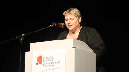 Elternratsvorsitzende Sonja Elsner-Kramer w&uuml;nschte den Sch&uuml;lern alles Gute und dankte den Lehrern und Eltern.