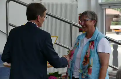 Verabschiedung der Zehntkl&auml;ssler mit Ansprachen, Danksagungen und Auszeichnung der Jahresbesten sowie Verabschiedung der Schulleiterin Marianne Weigel im Beisein der Kollegen, Vertretern der Gemeinde, des Landkreises und der Schulbeh&ouml;rde.