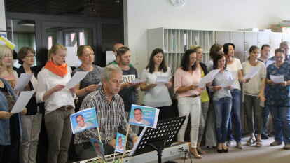 Das Kollegium sang &bdquo;Go West&ldquo;. Die Strophen waren auf Ludger Ostendorf umgedichtet worden. Ebenfalls verabschiedet wurde Ilona Martens (rechts).