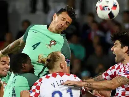 Dichtes Spiel: Am Ende setzt sich Portugal (gr&uuml;ne Trikots) gegen Kroatien durch.