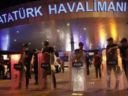 T&uuml;rkische Polizisten blockieren den Eingang des Flughafens nach dem Anschlag.