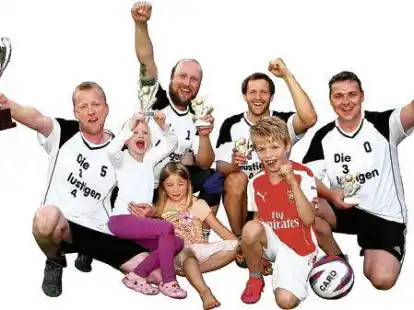 So jubeln Sieger: &bdquo;Die 3 lustigen 4&ldquo; mit Kapit&auml;n Maik Scherschanski (rechts) verteidigten ihren Titel.