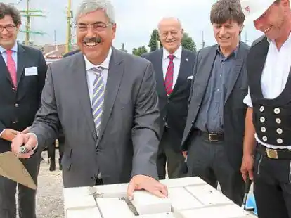 <p>Gute Stimmung bei der Grundsteinlegung f&uuml;r das neue Bremerhavener Luxushotel Liberty: In der Mitte, mit Maurerkelle, Oberb&uuml;rgermeister Melf Grantz, rechts neben ihm Hans Gerst (Raphael-Hotels) und Architekt Andreas Heller.</p>