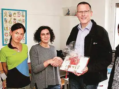 Besuch im &bdquo;Treffpunkt mittendrin&ldquo;: Jens Kuraschinski informierte sich bei (von links) Katharina Brors, Anna Landwehr, Fadime Demir und Zainab Zein.