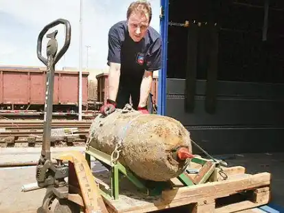 <p>Georg Grupe vom Kampfmittelbeseitigungsdienst macht die entsch&auml;rfte Fliegerbombe f&uuml;r den Abtransport bereit. </p>