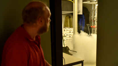 Next-Energy-Sicherheitsingenieur Tim Glaser hat die Rauchmaschine im Raum ausgelöst. In wenigen Sekunden schlagen die Brandmelder an.