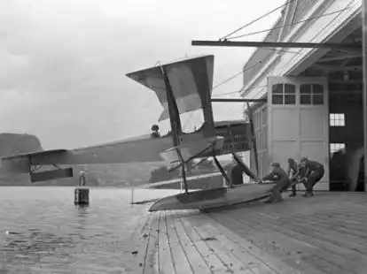 Mitarbeiter ziehen ein Wasserflugzeug in das Bootshaus in Seattle.