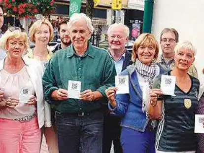 B&uuml;rgermeister Helmut Gels, Fachbereichsleiter Tobias Avermann, Kulturausschuss-Vorsitzende Brigitte Berding, Dr. Christa Keine-Schockem&ouml;hle, Andreas von der Heide (verdeckt), Museumsleiter Axel Fahl-Dreger, Prof. Dr. Wilfried K&uuml;rschner, Edith von Fricken, Heiner Dammann, Anja Sommer, Lilia Wedler und Dr. Hartmut Koch (von links) freuen sich &uuml;ber die ersten erfassten Stra&szlig;ennamen.