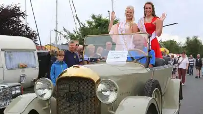 Varels M&uuml;hlenk&ouml;nigin M&uuml;hlenk&ouml;nigin Julia Heil (links)  und Prinzessin Luisa Jankowski    genossen am Sonntagnachmittag  die Fahrt im historischen Hansa &uuml;ber das Hafengel&auml;nde.