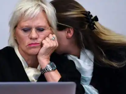 Die Angeklagte (rechts, neben ihrer Anw&auml;ltin) hatte auf dem Oktoberfest 2015 auf einen Wiesngast eingestochen und ihn lebensgef&auml;hrlich verletzt.