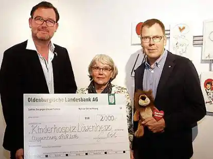 Lions-Pr&auml;sident Hans Gerd Roter (l.) und Dr. Robert Berges jun. &uuml;bergaben  Elke Grupe den Spendenscheck.