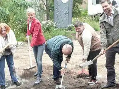 Spatenstich f&uuml;r die barrierefreie   Wohnanlage der Diakonie Himmelsth&uuml;r neben dem neuen Gemeindehaus der evangelischen Kirche an der Friedensstra&szlig;e.