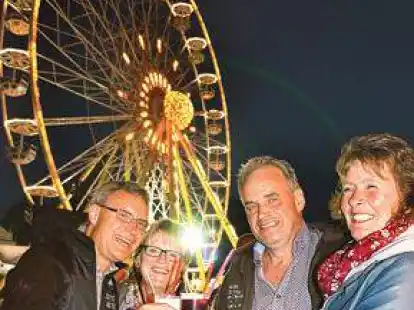 <p>&bdquo;Prost&ldquo; &ndash; Einen lustigen Abend mit Cocktails hatten auf dem Altstadtfest auch Manfred und Beate Alers (von links) sowie J&uuml;rgen und Brigitte Fillmer.</p>