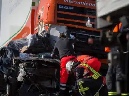 Die Autobahn glich einem Tr&uuml;mmerfeld. Der Wohnwagen wurde bis zur Unkenntlichkeit zerst&ouml;rt. Der Lastwagen stand mit der F&uuml;hrerkabine schr&auml;g auf dem Autowrack - er hatte den Wagen zur H&auml;lfte &uuml;berrollt und unter sich begraben.