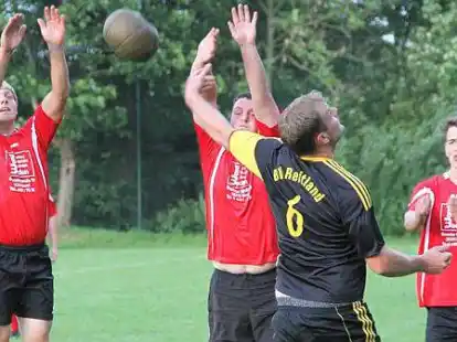 Mit Wurfgewalt zur Meisterschaft: Die Reitlander Schleuderballer (in Schwarz) besiegten den Mentzhauser TV am Wochenende knapp.