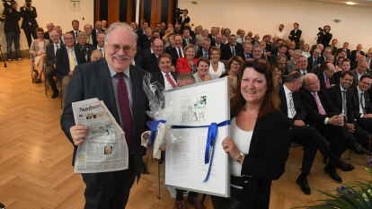 <p>        Pr&auml;sente: Chefin vom Dienst Gaby Schneider-Schelling &uuml;berreicht    Rolf Seelheim  Unikate von Haitzinger und eine Extra-Ausgabe der NWZ      </p>