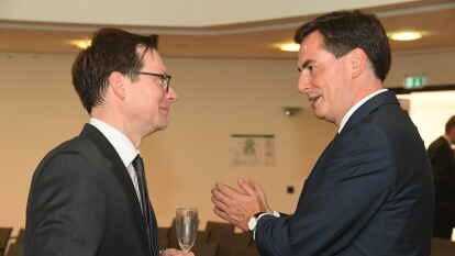 Lars Reckermann (links) &uuml;bernimmt zum 1. September diese Position. Hier im Gespr&auml;ch mit Weils Vorg&auml;nger David McAllister.