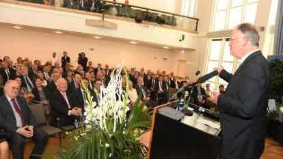 Seelheims publizistische Arbeit w&uuml;rdigt Niedersachsens Ministerpr&auml;sident Stephan Weil (mitte) auch als Verdienst um die Demokratie.