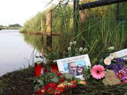 Zeichen der tiefen Trauer:  Blumen, Bilder und Kerzen am Ufer der Ungl&uuml;cksstelle