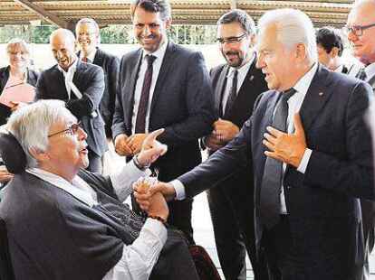 Bahnchef Dr. R&uuml;diger Grube (vorne, rechts) versprach Ulrike Kanna hoch und heilig in die Hand: &bdquo;Zu Weihnachten 2018 ist der Vareler Bahnhof barrierefrei.&ldquo;