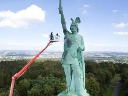 Eine  Reinigungsfirma putzt das Hermannsdenkmal  in der N&auml;he von Detmold (Nordrhein-Westfalen) heraus.