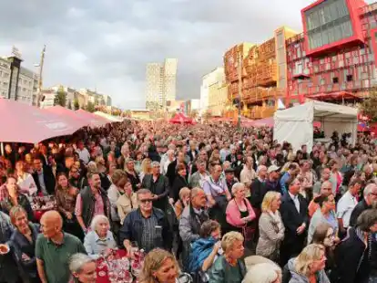 G&auml;ste und Zuschauer verfolgen  in Hamburg die Open-Air-Gala zum 25-j&auml;hrigen Jubil&auml;um des Schmidts Tivoli auf dem Spielbudenplatz vor dem Theater auf der Reeperbahn.