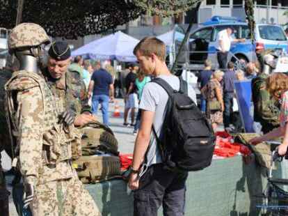 An den vielen St&auml;nden auf dem Rathausplatz informierten die Kameraden  &uuml;ber ihre Arbeit, Ausr&uuml;stung und Projekte der Bundeswehr.