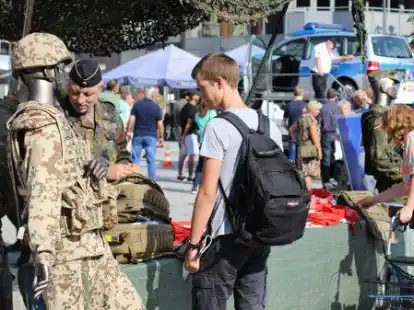 An den vielen St&auml;nden auf dem Rathausplatz informierten die Kameraden  &uuml;ber ihre Arbeit, Ausr&uuml;stung und Projekte der Bundeswehr.