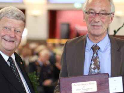 In Form eines gro&szlig;en symbolischen USB-Sticks &uuml;bergab Kay Sachse (links) die Chronik des Garnisonsstandorts Delmenhorst an Oberb&uuml;rgermeister Axel Jahnz.