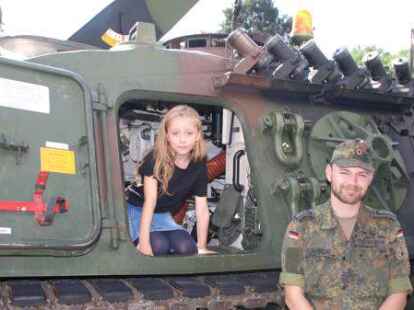 Die siebenj&auml;hrige Lea nutzte den Festakt und kletterte in den Bergepanzer 2.