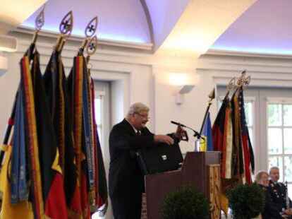 Holte die Chronik, die 60 Jahre Garnisonsstandort Delmenhorst dokumentiert, aus der Tasche, um sie Oberb&uuml;rgermeister Axel Jahnz zu &uuml;bergeben:  Kay Sachse