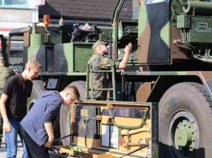 An den einzelnen Fahrzeugen der Bundeswehr gab es f&uuml;r die Passanten einiges zu entdecken.