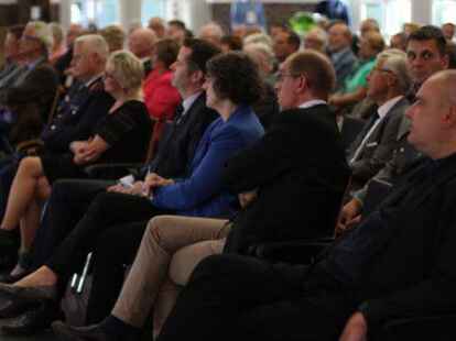 Zahlreiche G&auml;ste aus Politik, der Bundeswehr und des &ouml;ffentlichen Lebens nahmen am Festakt in der Markthalle teil.