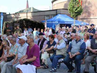 Zahlreiche Zuh&ouml;rer waren auf den Rathausplatz gekommen, um dem Klang des Luftwaffenmusikkorps M&uuml;nster zu lauschen.