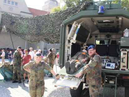 Vor dem Delmenhorster Rathaus pr&auml;sentierten sich ebenfalls die Sanit&auml;ter der Bundeswehr.